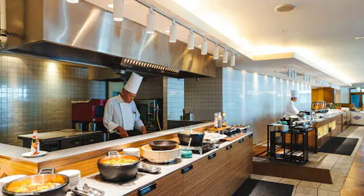 【期間限定/2食付】〇19時スタート ディナービュッフェを満喫~天然温泉&プール利用付/朝・夕食付