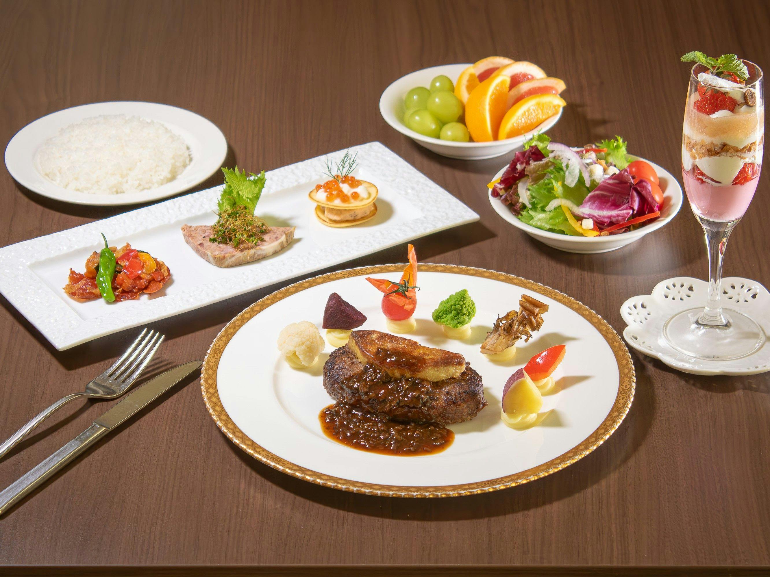 【期間限定/2食付】〇19時スタート平日セットディナー付～天然温泉＆プール利用付（朝・夕食付）