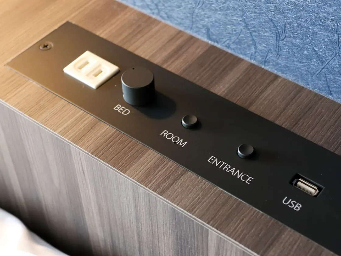 ヘッドボードに便利なコンセント