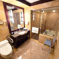 พื้นที่อ่างล้างหน้าในห้องยูนิเวอร์แซลทวิน