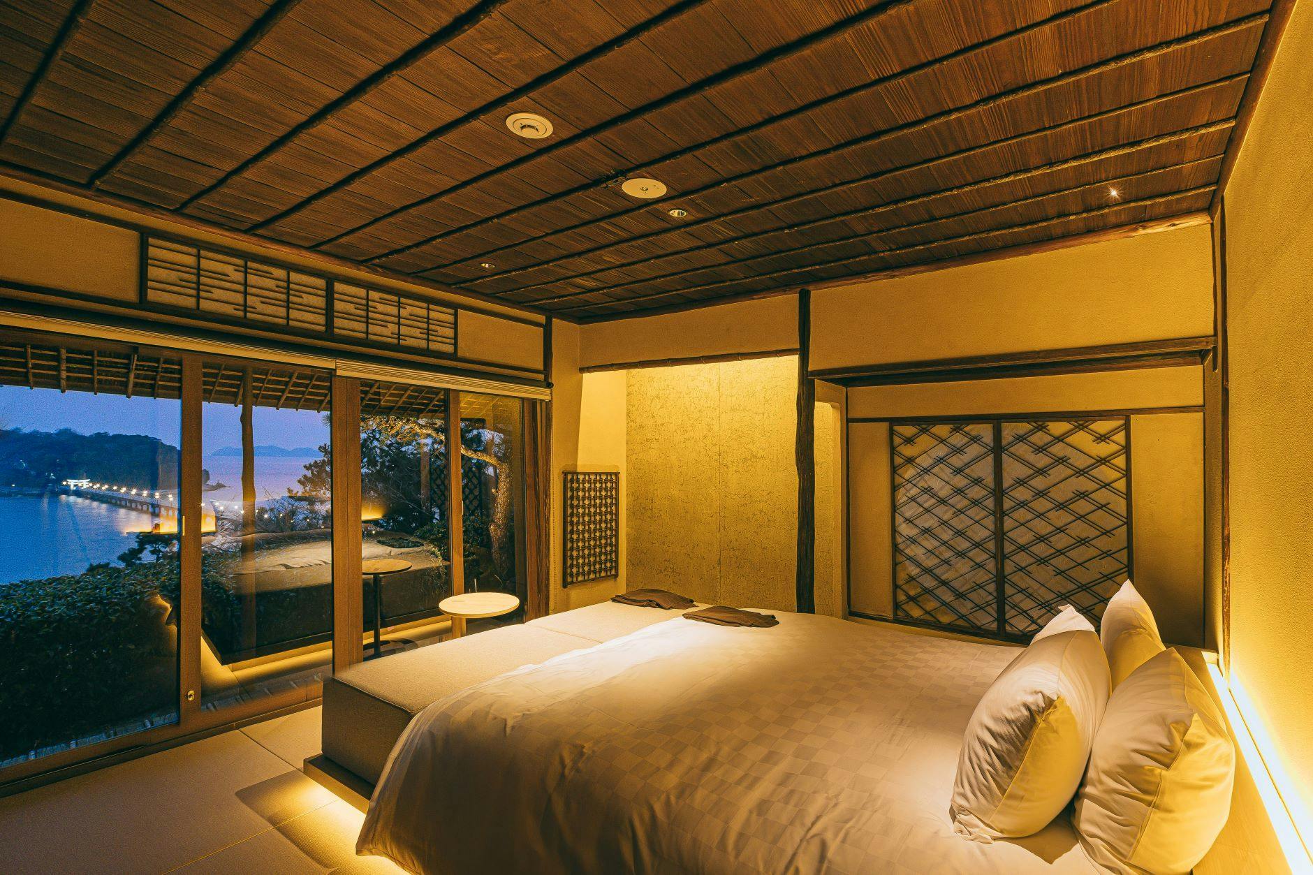 จากห้องนอนรองของ THE COVE สามารถมองเห็นเกาะทาเคชิมะได้อย่างชัดเจน