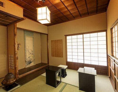 鴬宿亭玄関へとつづく外観