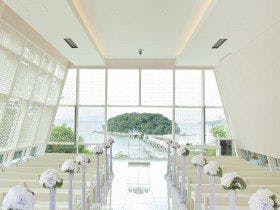 โบสถ์สีขาวบริสุทธิ์ที่มองเห็นทะเล