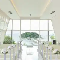 โบสถ์สีขาวบริสุทธิ์ที่มองเห็นทะเล