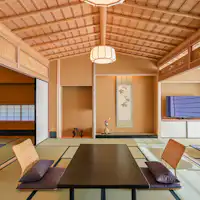 เพดานห้องหลักใช้ไม้กลม Kitayama เป็นเพดานทรงเรือ