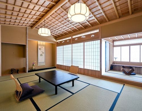 書院で庭を眺めながら