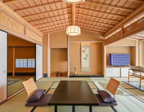 主室の天井は北山丸太を使った船底天井