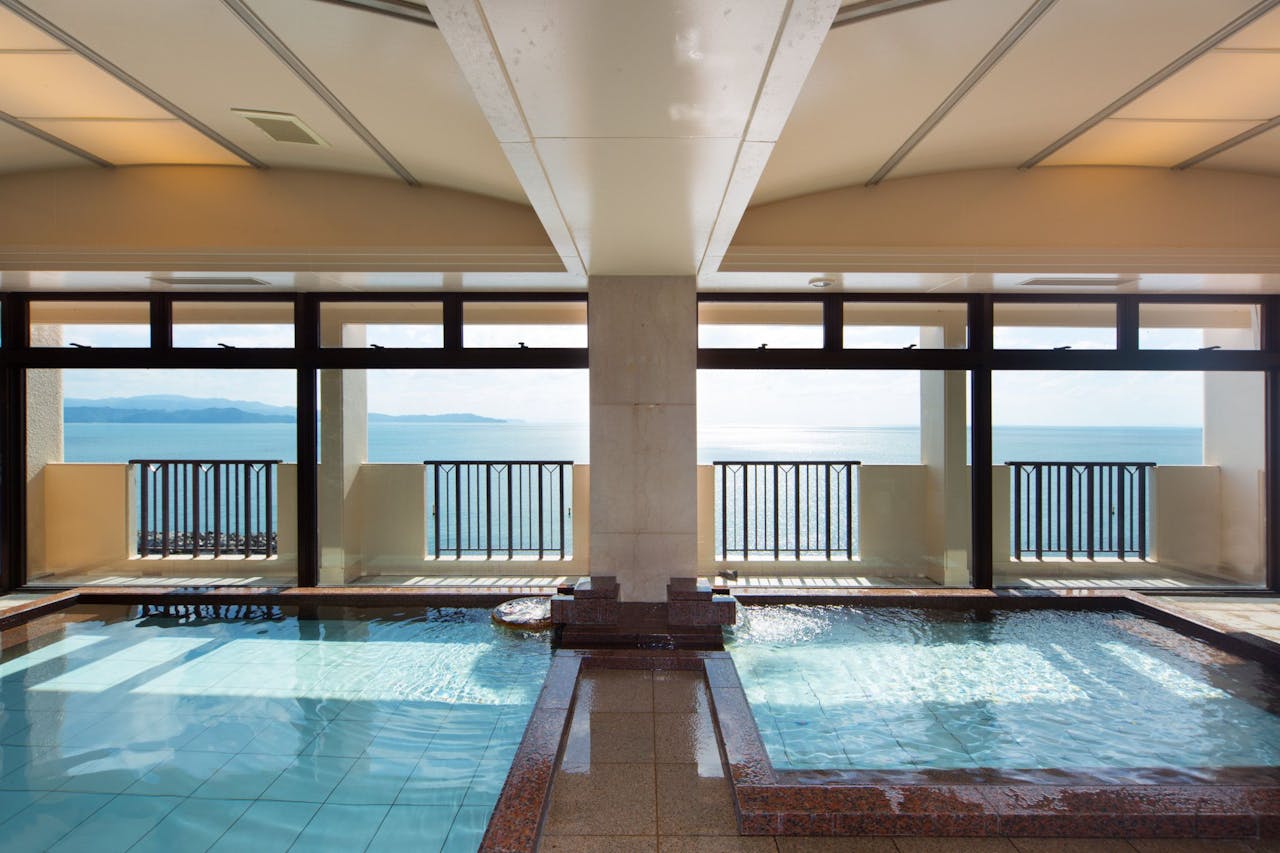 8F　展望風呂「瑠璃」るり