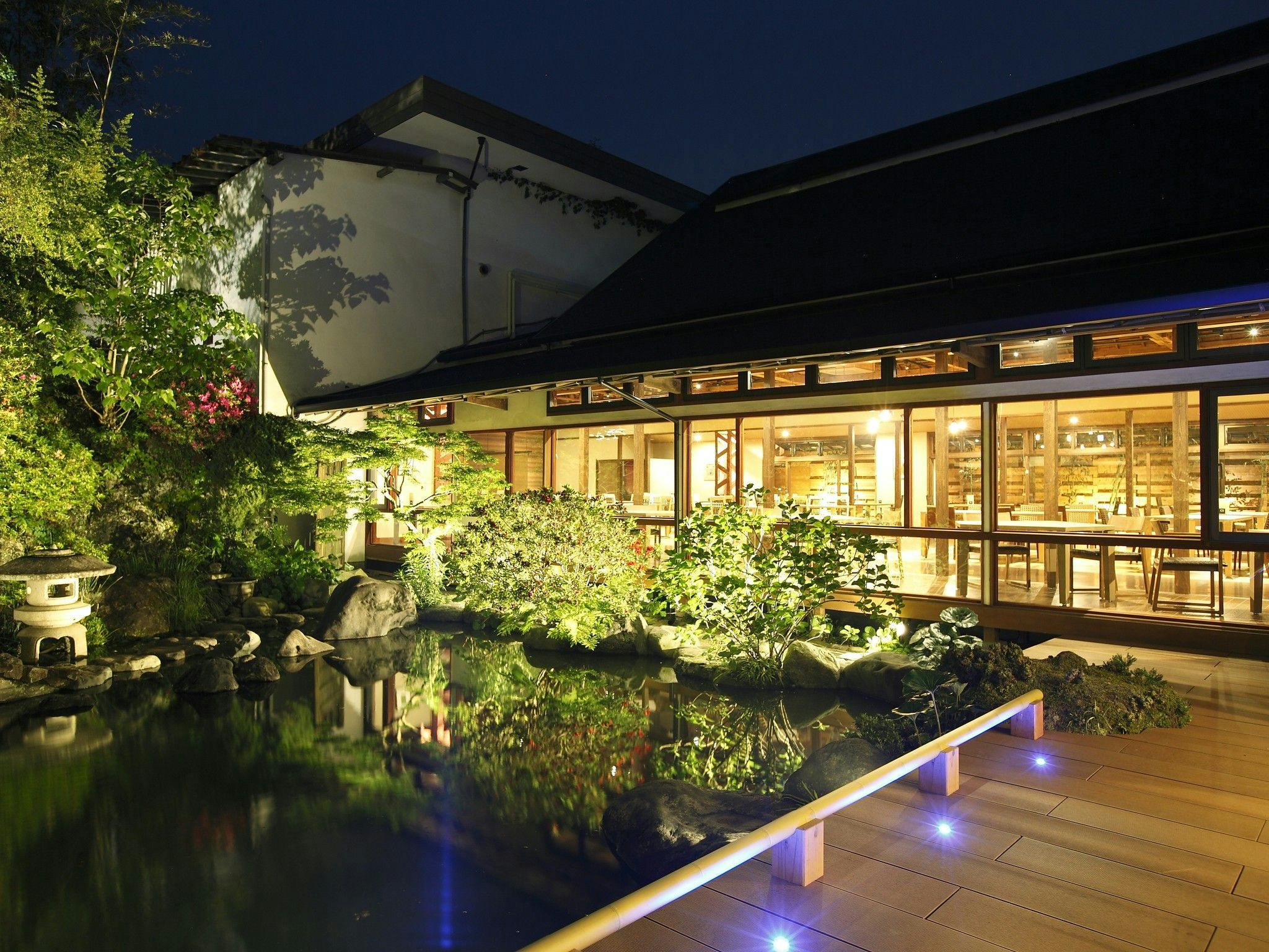 Teras (bersebelahan dengan "Kolam Bulan" tempat makan)