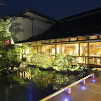 Teras (bersebelahan dengan "Kolam Bulan" tempat makan)