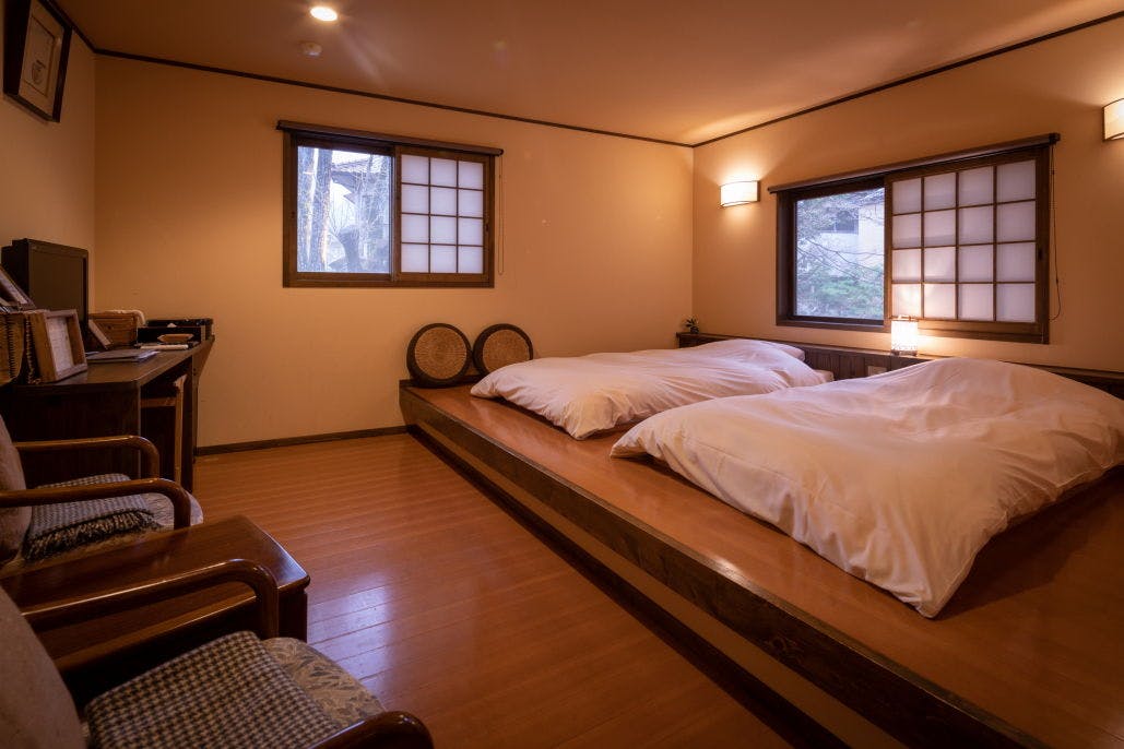 ห้องสไตล์ญี่ปุ่นโมเดิร์นที่หันหน้าเข้าสู่ลานกลาง