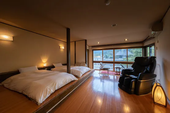 ห้องสไตล์ญี่ปุ่นโมเดิร์นพร้อมเก้าอี้นวดริมลำธาร