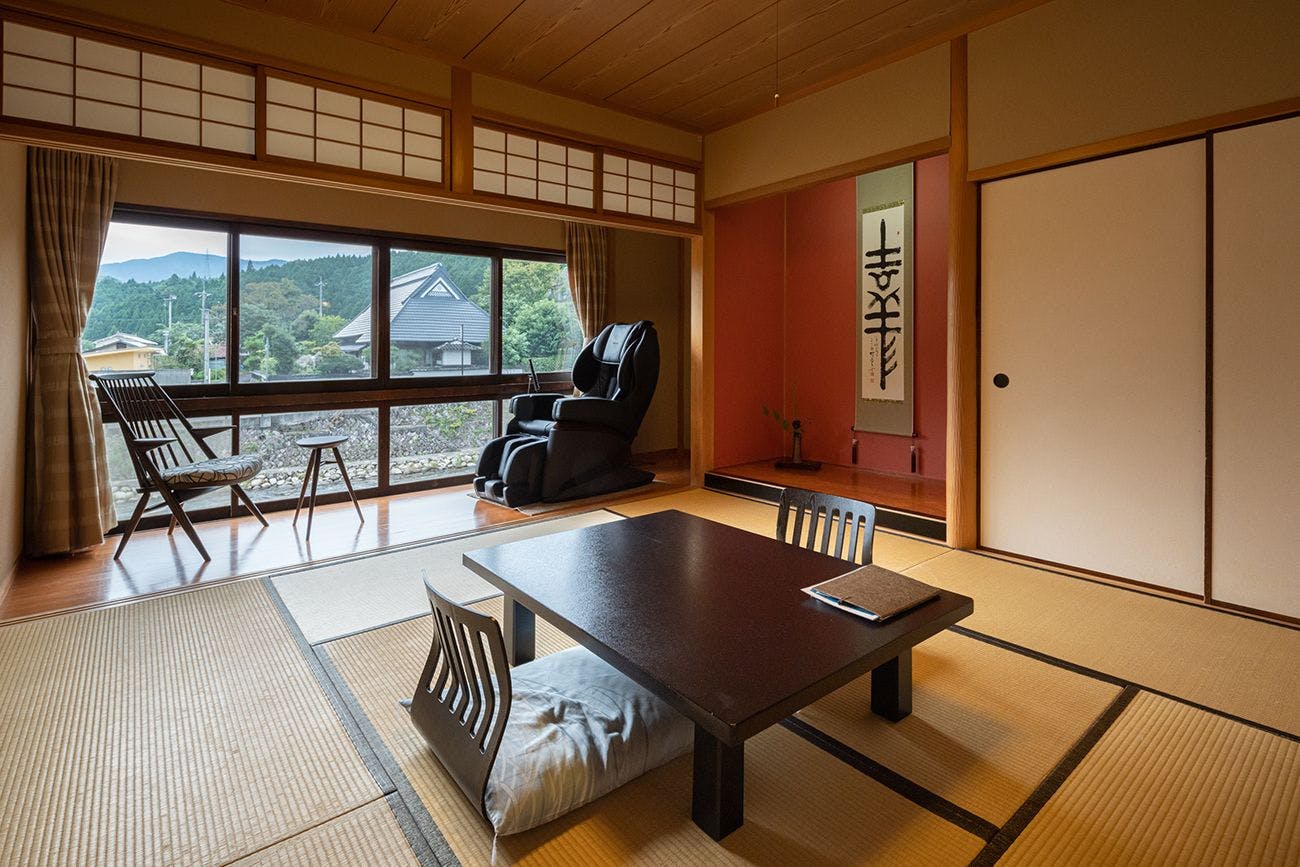 ห้องพักสไตล์ญี่ปุ่นโมเดิร์นพร้อมเก้าอี้นวดริมลำธาร