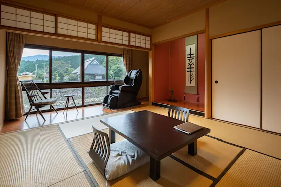 ห้องพักสไตล์ญี่ปุ่นโมเดิร์นพร้อมเก้าอี้นวดริมลำธาร