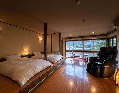渓流沿いマッサージチェア付和モダン洋室