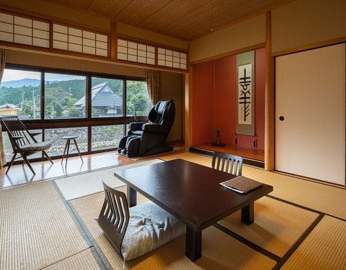 渓流沿いマッサージチェア付和モダン和室