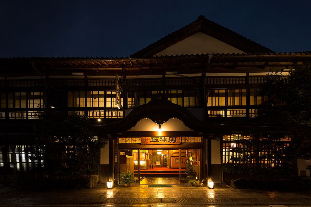 Registered Tangible Cultural Property Ryokan Meisen Kagiyu Okutsuso