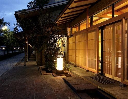 山代温泉一等地に佇む老舗名門旅館