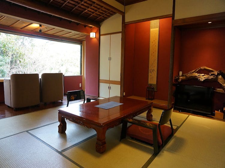 【本館　松】解放感ある大きな窓の2階和室＋檜風呂付きのサムネイル画像