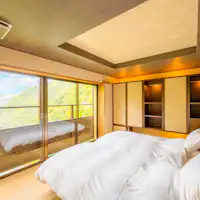 ห้องนอนพร้อมอ่างอาบน้ำกลางแจ้งและแช่เท้า 'Tamayura'