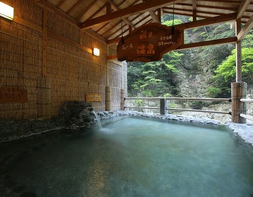 祖谷温泉：源泉かけ流しの露天風呂
