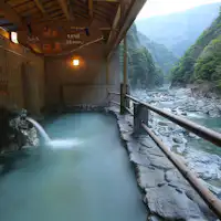 ในชิโกกุ มีบ่อน้ำพุร้อนกลางแจ้งที่หายากพร้อมน้ำแร่ธรรมชาติไหลผ่าน