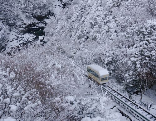 雪の中を露天風呂へ進むケーブルカー