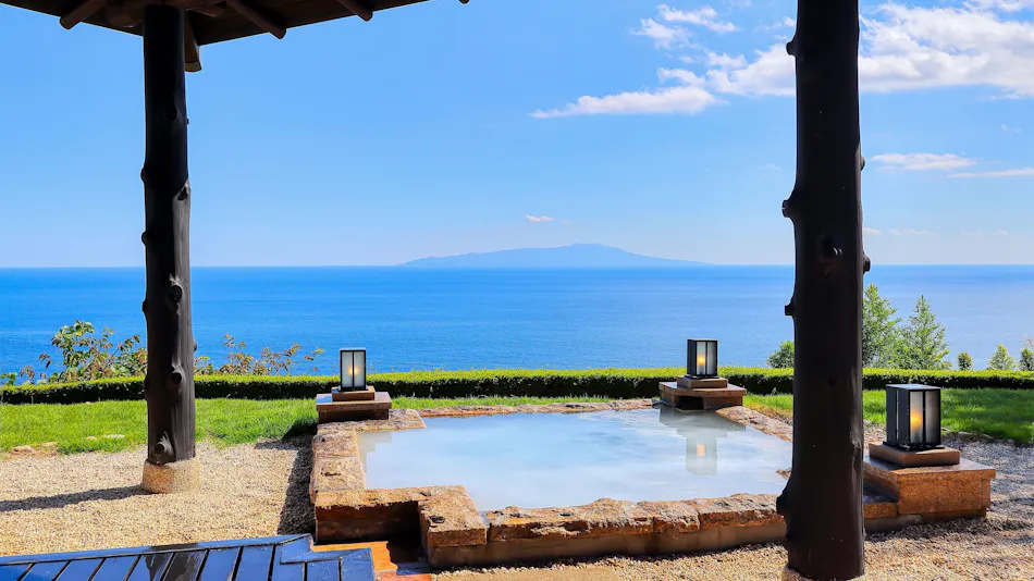 "Tsuki no Usagi: A Secluded Inn with Spectacular Views"