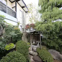 【中庭】源泉の場所に建立「出湯神社」