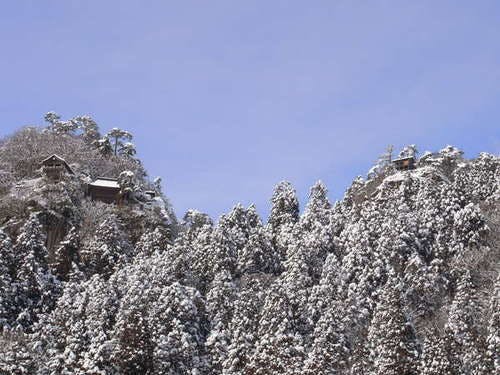 山寺の雪景色。