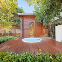 Sauna kayu baru akan dipasang di setiap vila pada 25 Desember.