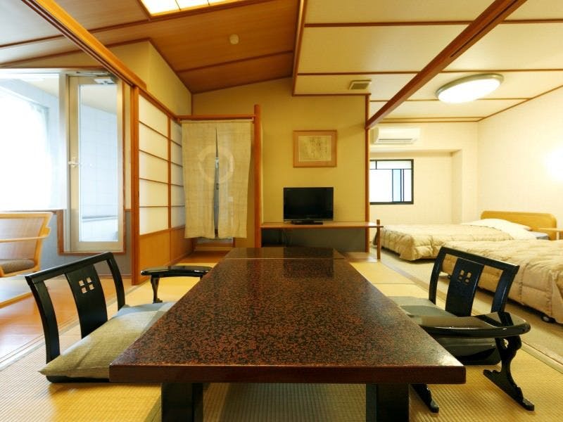 【広々和洋室】ベッド2台と畳の間