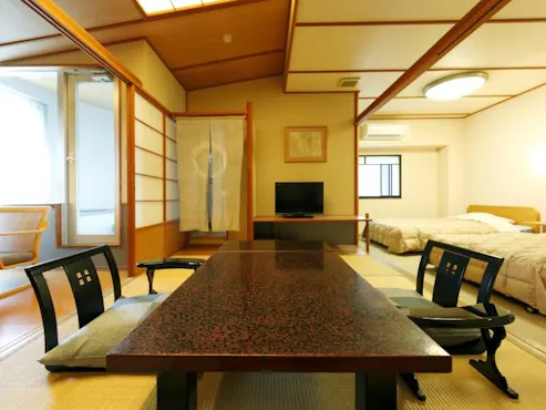 【広々和洋室】ベッド2台と畳の間