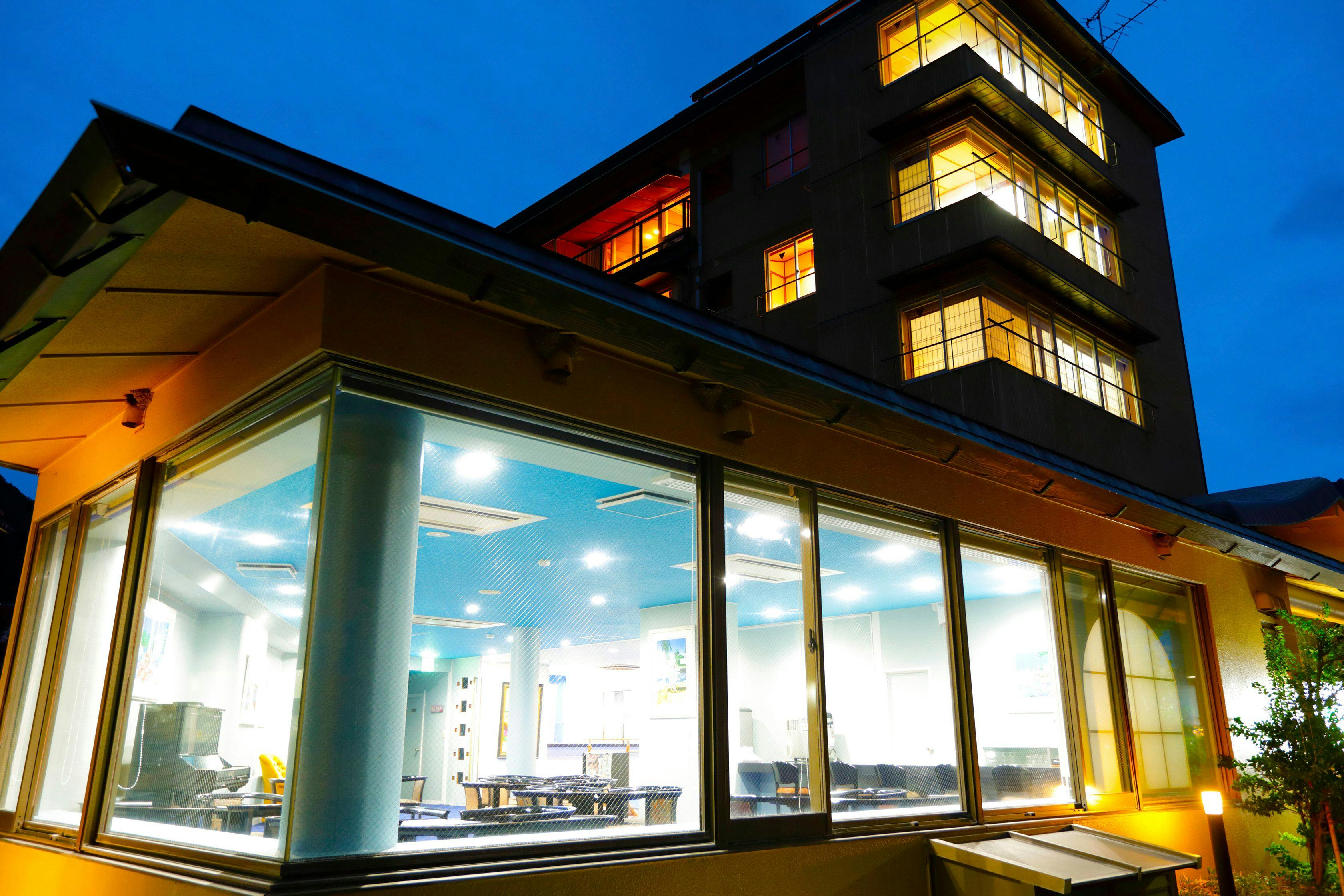 【深海へと誘うブルー】