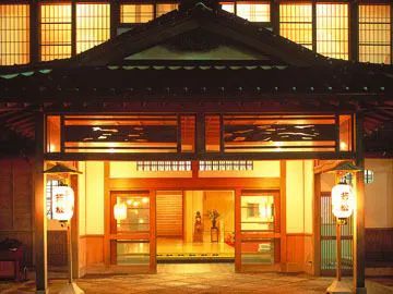 บรรยากาศที่เคร่งขรึมแต่ยังคงความสงบ