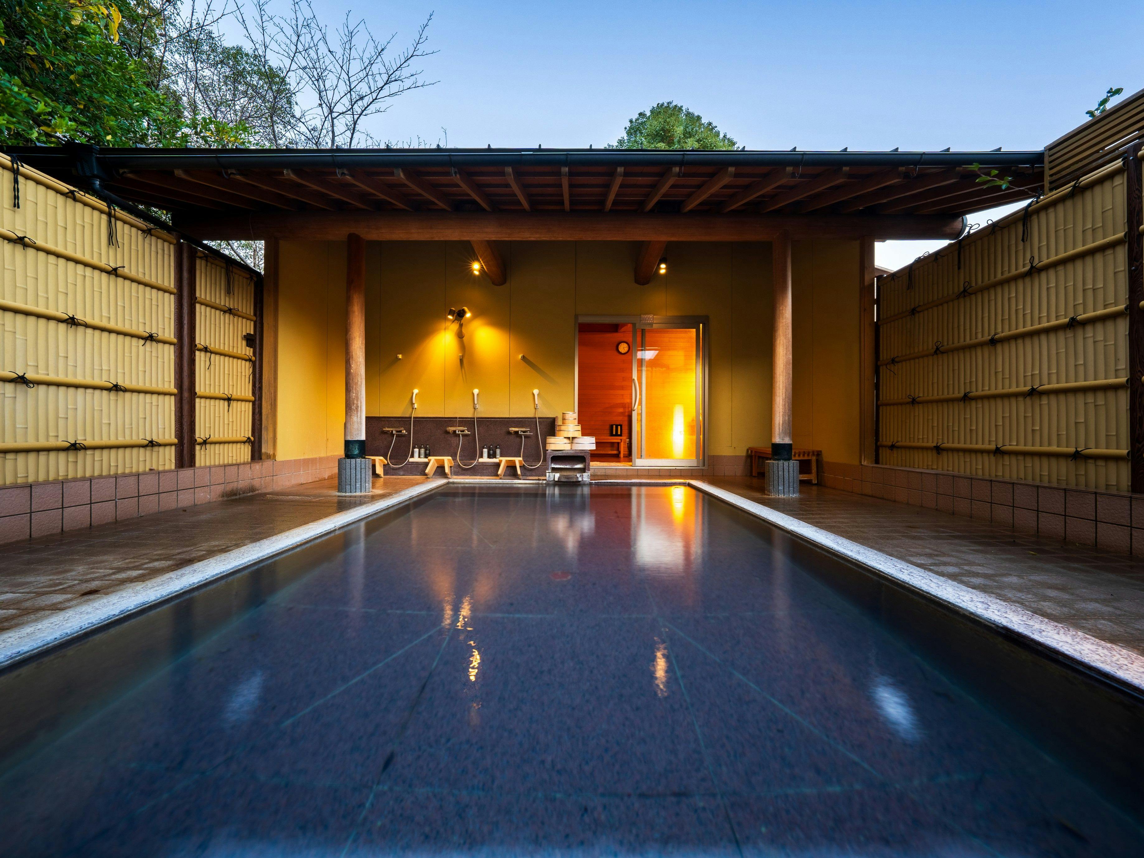 อ่างอาบน้ำกลางแจ้งขนาดใหญ่ส่วนตัว