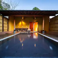 อ่างอาบน้ำกลางแจ้งขนาดใหญ่ส่วนตัว