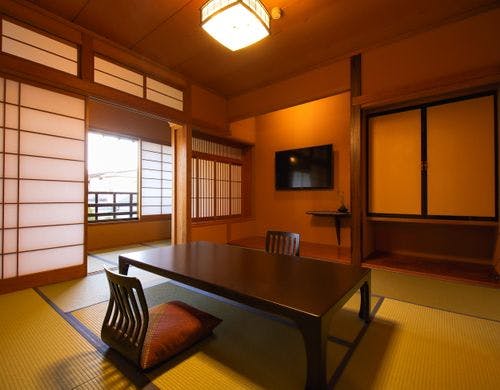 【富士】メゾネット客室／1階和室8畳