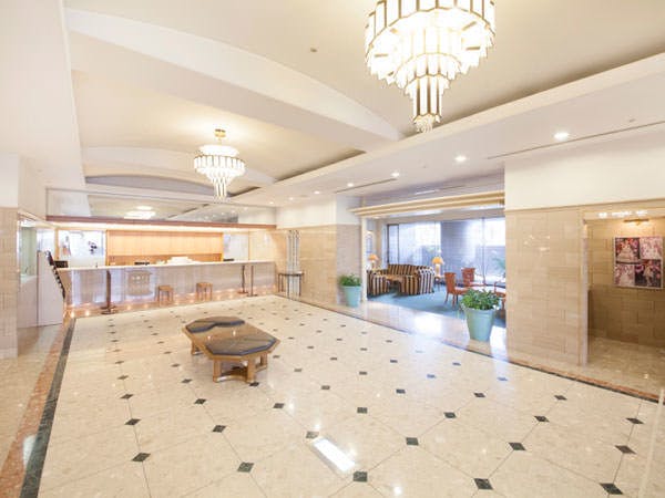 豪奢なロビーでお出迎え