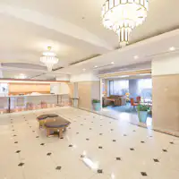 豪奢なロビーでお出迎え