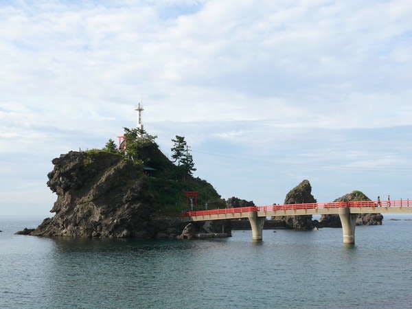 日本海と弁天岩