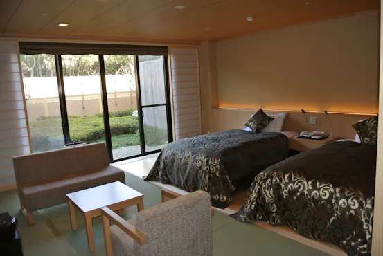 Kamar bergaya Jepang modern dengan tempat tidur semi-double yang luas