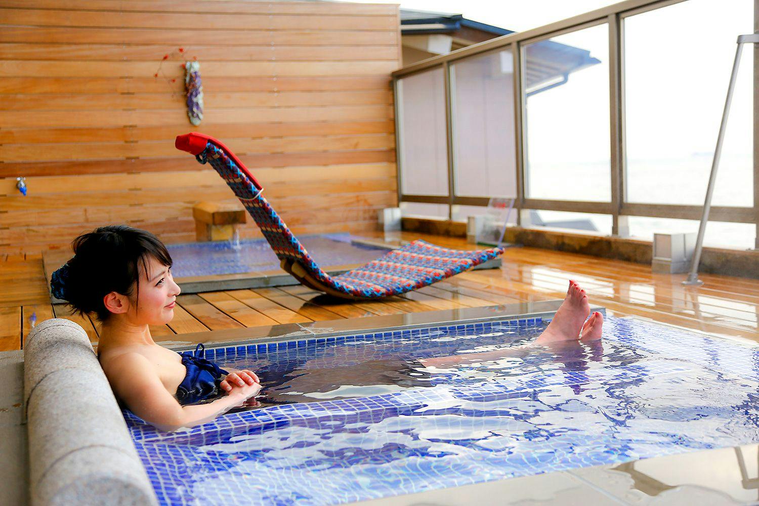 อ่างอาบน้ำที่ให้คุณสัมผัสทะเล พระอาทิตย์ตก และท้องฟ้าของทะเลเซโตะ