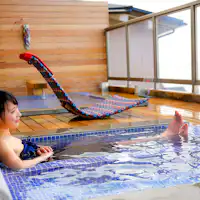 อ่างอาบน้ำที่ให้คุณสัมผัสทะเล พระอาทิตย์ตก และท้องฟ้าของทะเลเซโตะ