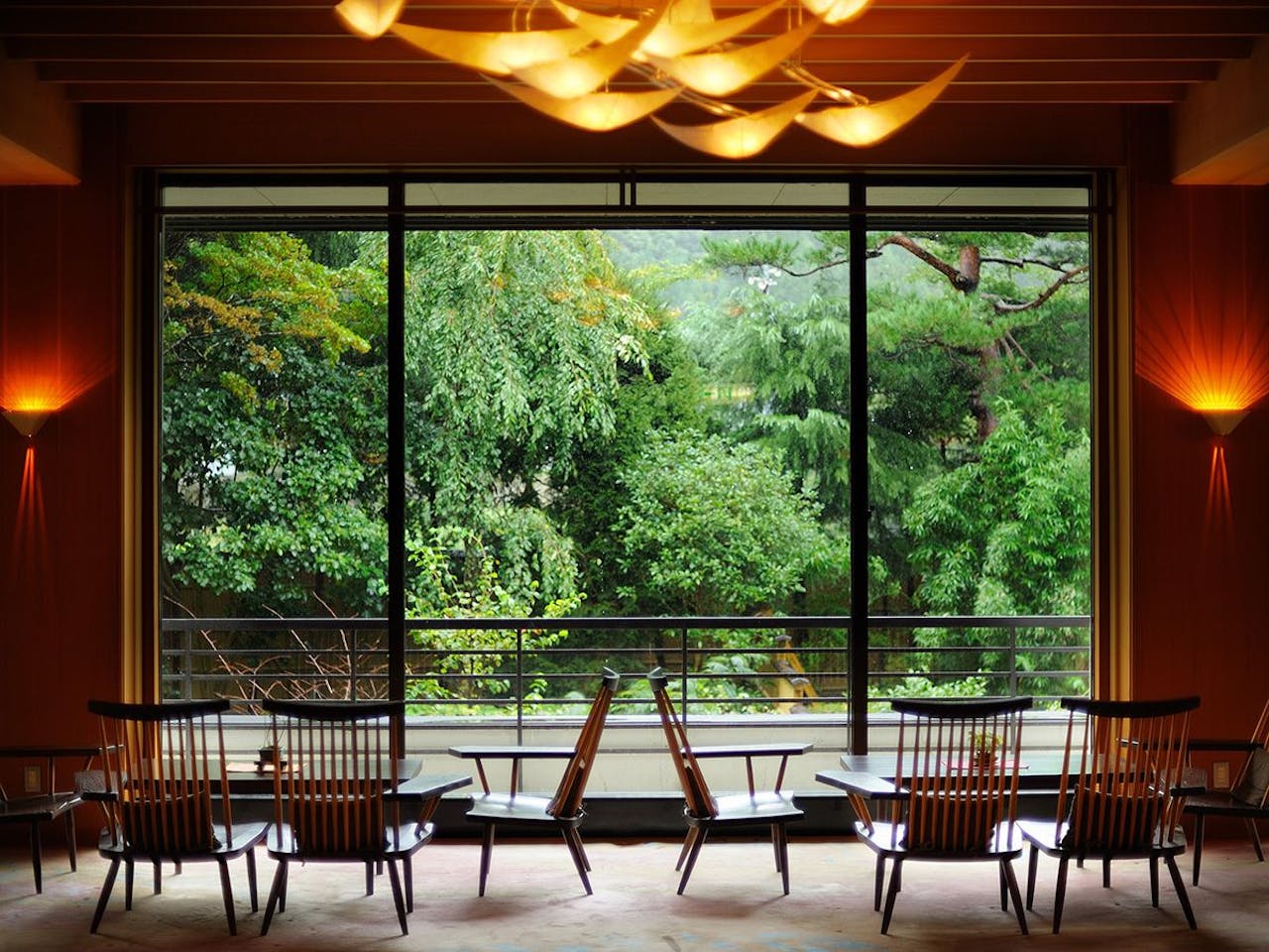 緑溢れる広々としたロビー