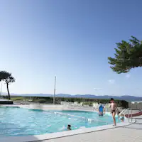 Kolam renang kanak-kanak di hotel saudara juga boleh digunakan.