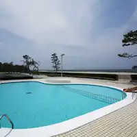 Kolam renang di Hotel Grand Kaike Tensui.