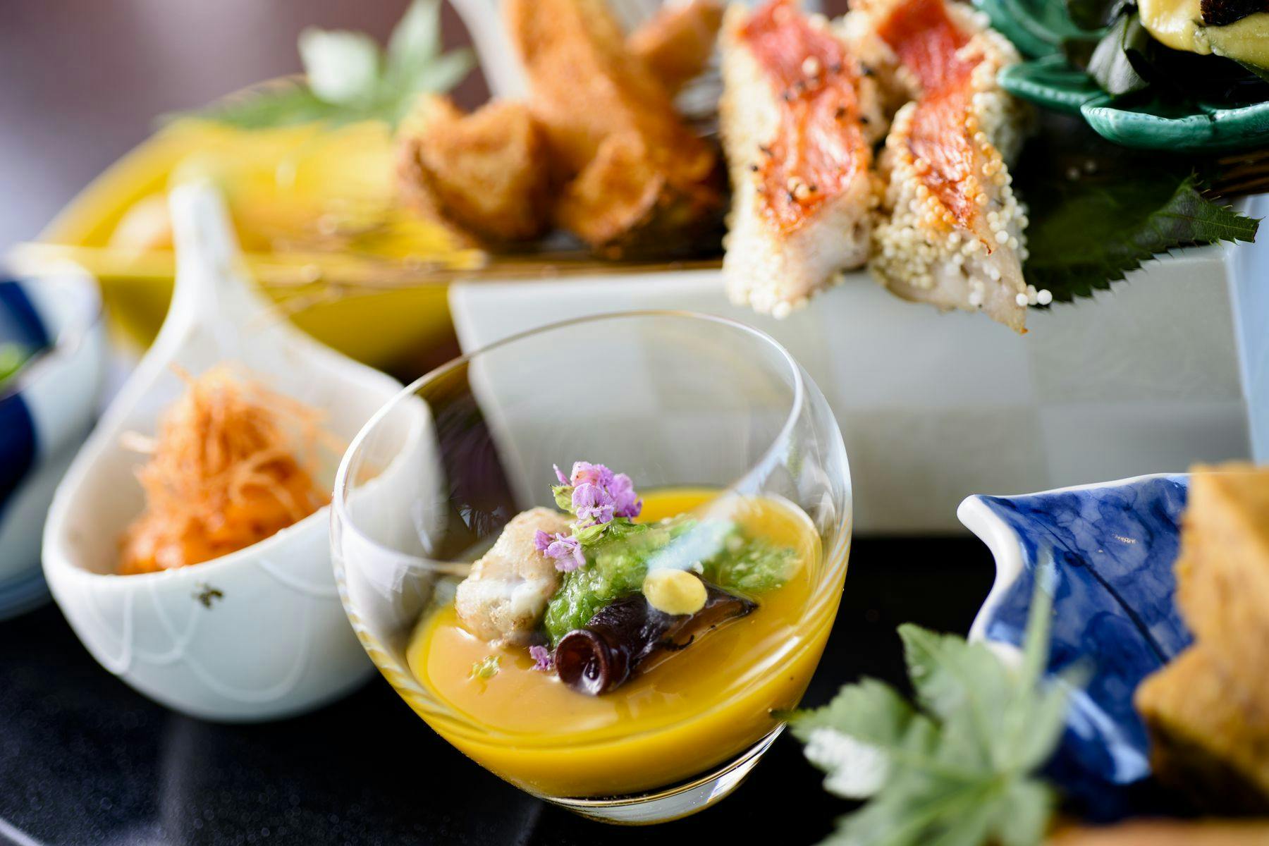 【和牛香味鍋懐石】季節の野菜と出汁の深い味わいを堪能