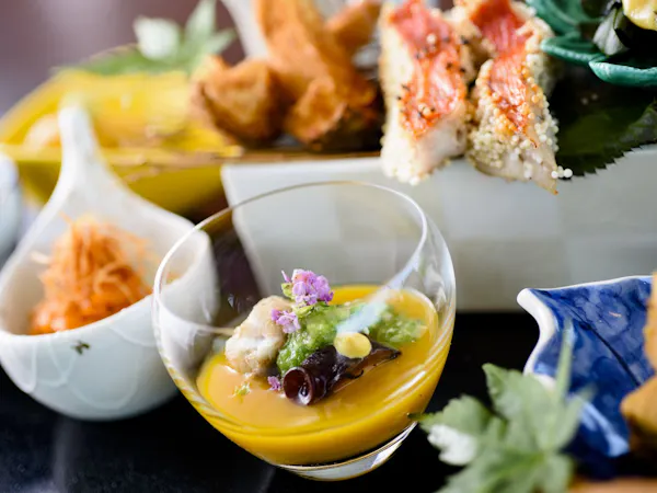 【和牛香味鍋懐石】季節の野菜と出汁の深い味わいを堪能