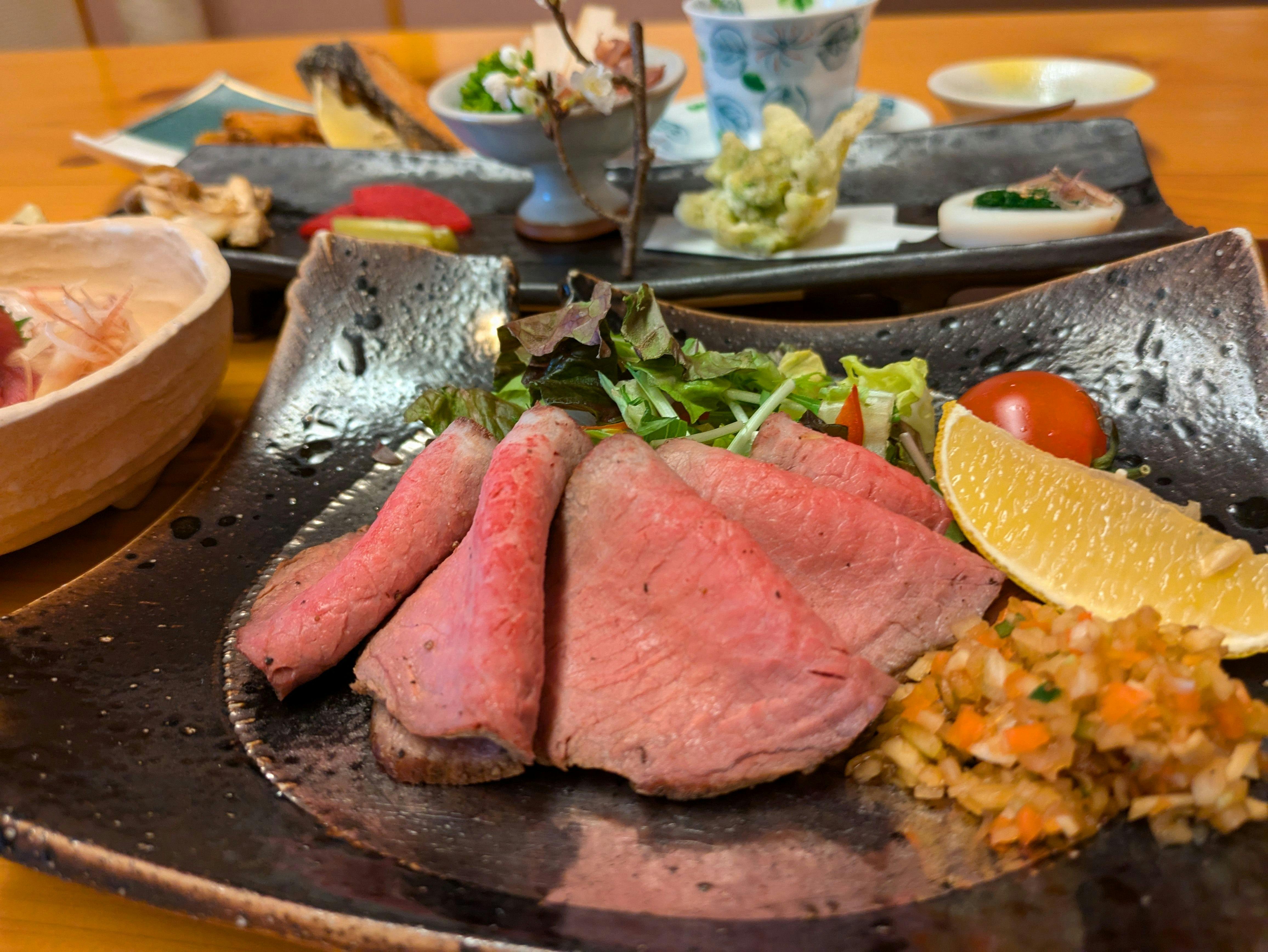 【上高地へおでかけ×お得な木曜日】信州牛×飛騨牛ローストビーフで郷土料理と地域をお届け